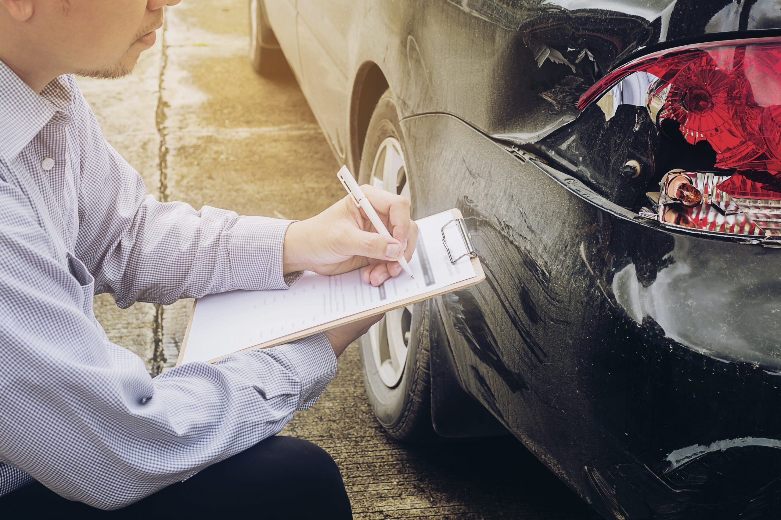 Insurance agent working on car accident claim process - Estes Pro Paint - Estes Pro Paint